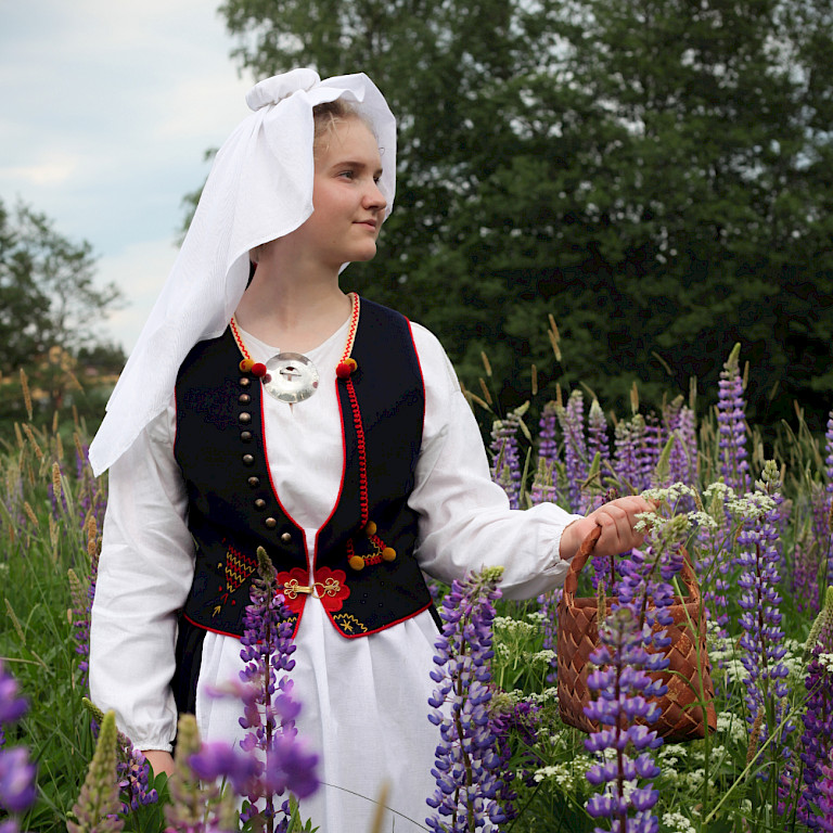 Kaukolan tarkistamattomaan kansallispukuun kuuluu väljä tankki. Kuva: Henna Honkanen.